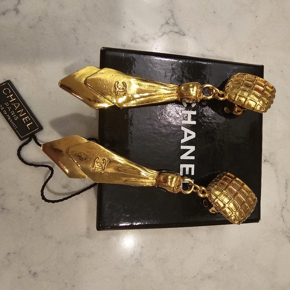 A beautiful pair of CHANEL dangle earrings! - Picture 3 of 5